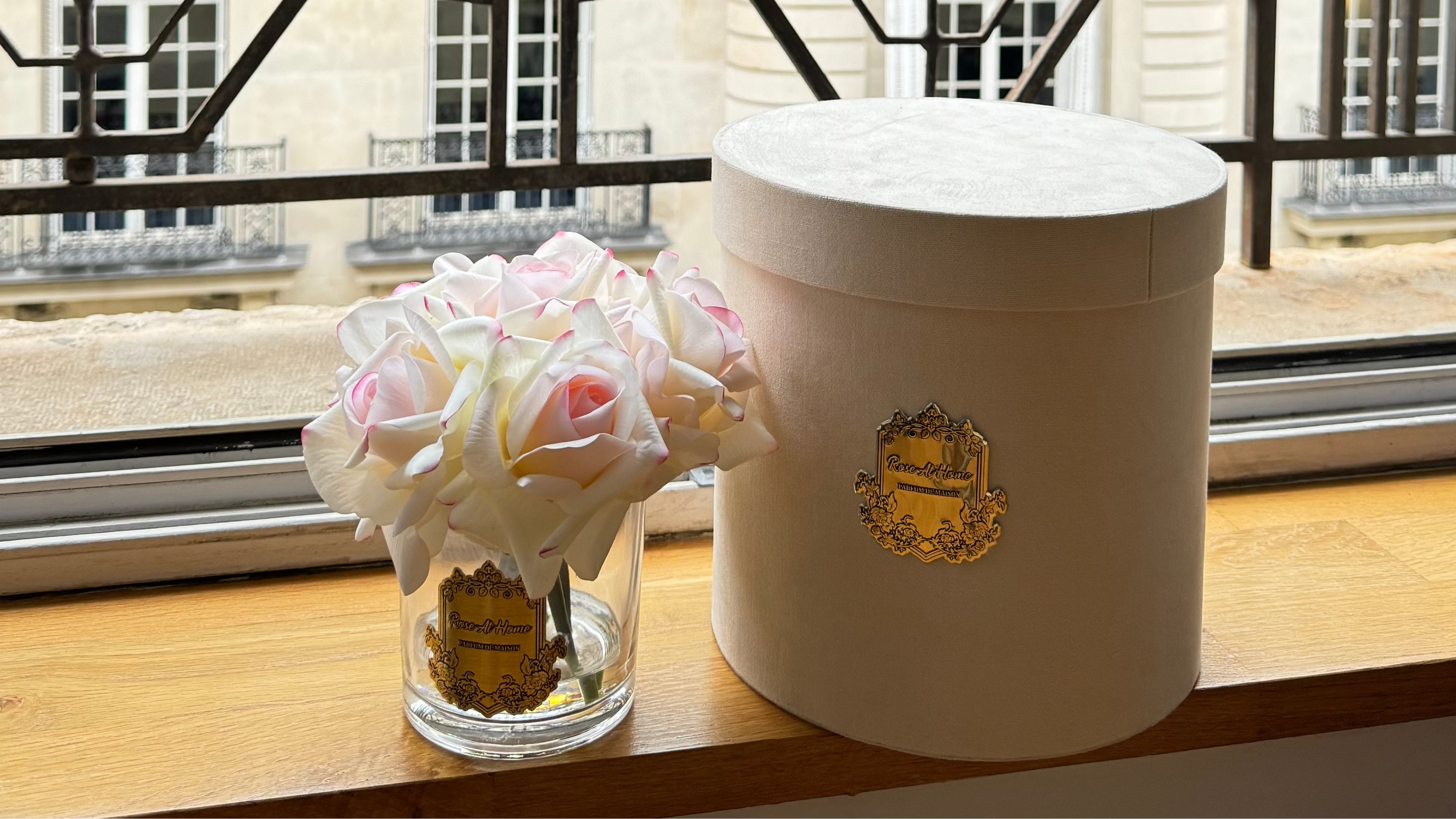 Luxury handmade artificial roses in elegant velvet gift box with perfume
Rose at Home gift set - velvet box with 6 handmade roses and perfume

